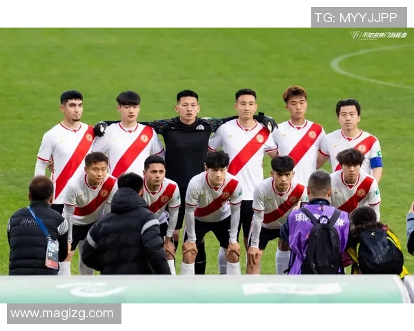 足球明星的儿子首次亮相赛场引发热议球迷期待未来表现